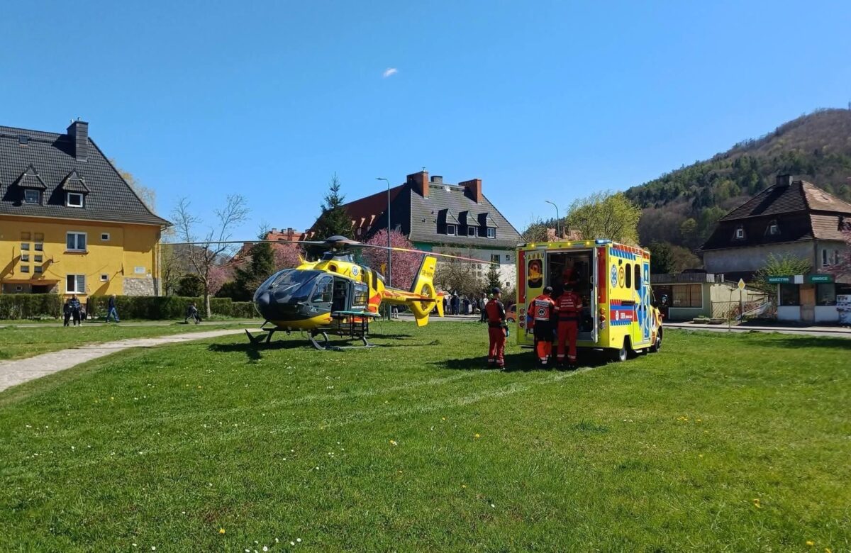 Wypadek w Wojcieszowie. Zderzenie dwóch aut, interweniował śmigłowiec LPR