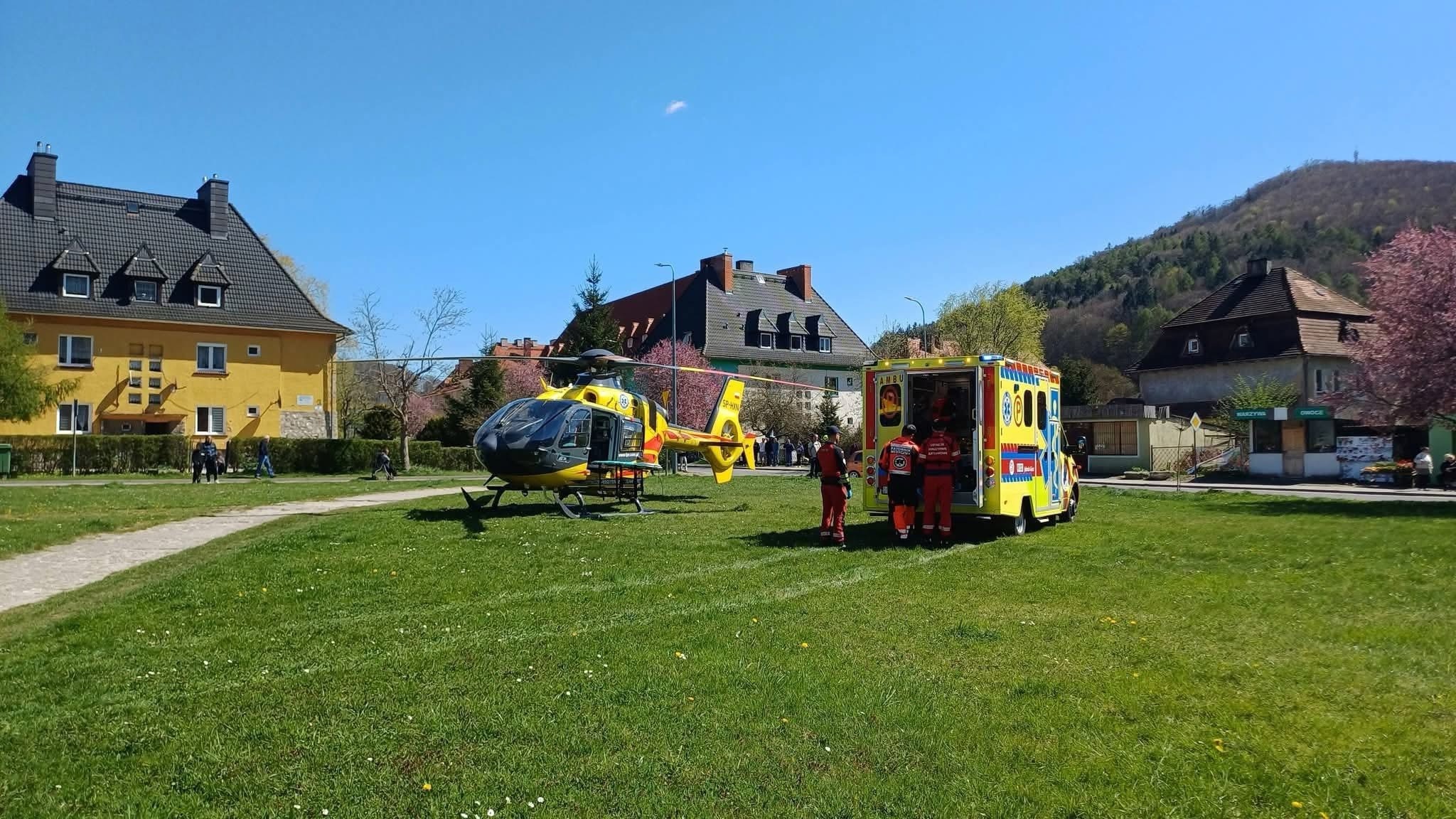 Wypadek w Wojcieszowie. Zderzenie dwóch aut, interweniował śmigłowiec LPR