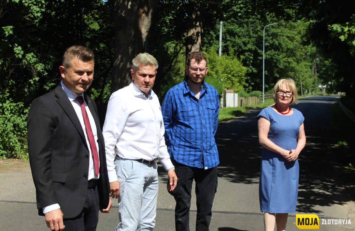 Starosta Rafał Miara wraz z Wicestarostą odebrali naprawione odcinki drogi w Proboszczowie