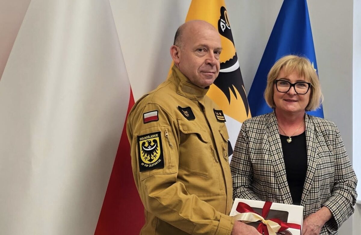 Wicestarosta Beata Gralak przekazała słodki upominek dla złotoryjskich strażaków