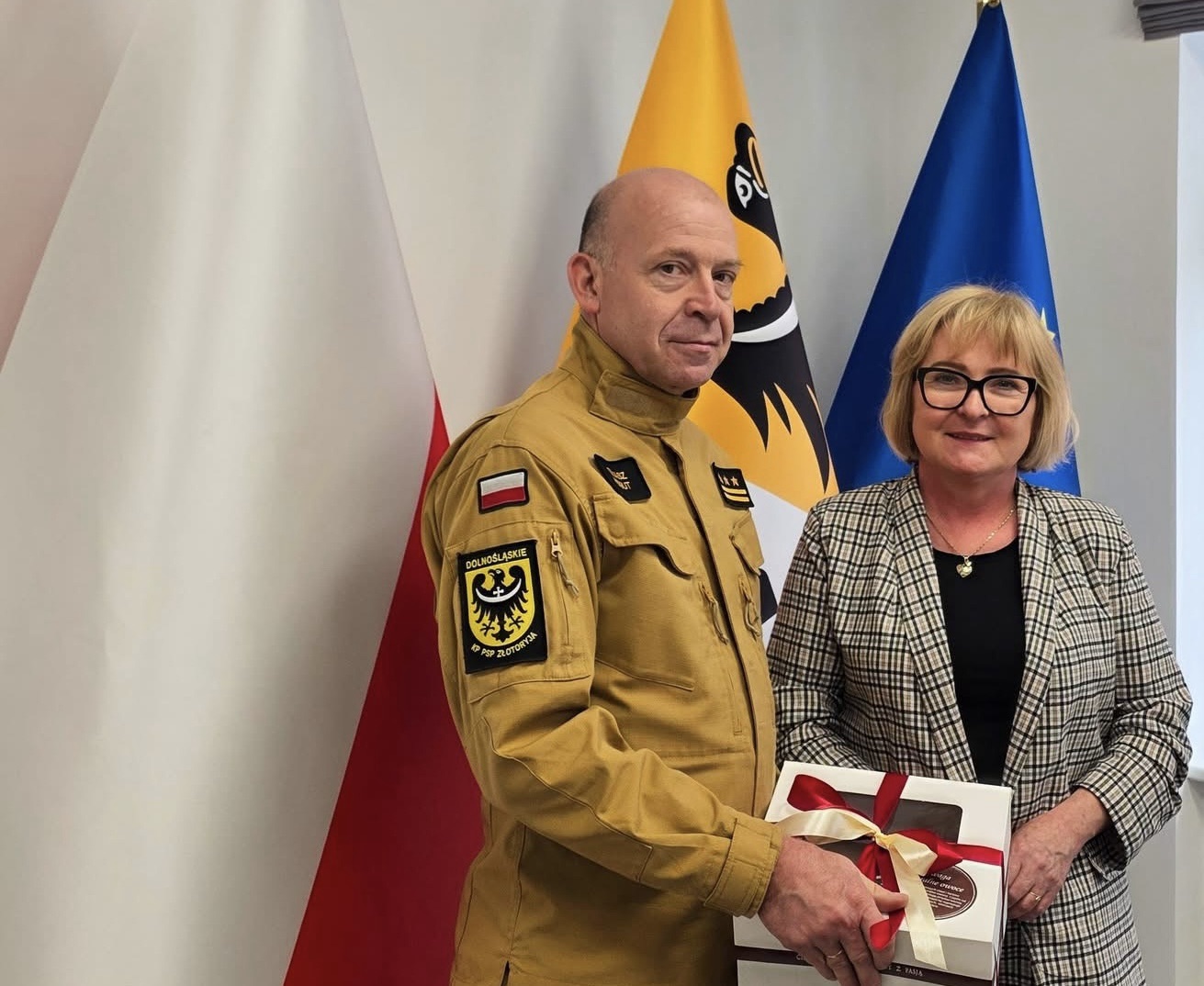 Wicestarosta Beata Gralak przekazała słodki upominek dla złotoryjskich strażaków