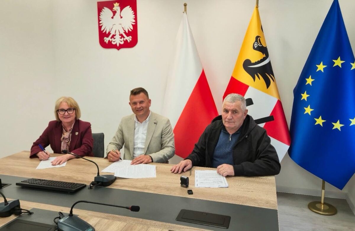 Starosta Rafał&nbsp;Miara podpisał umowę na remont drogi powiatowej. Wartość inwestycji to 1,5 mln zł.