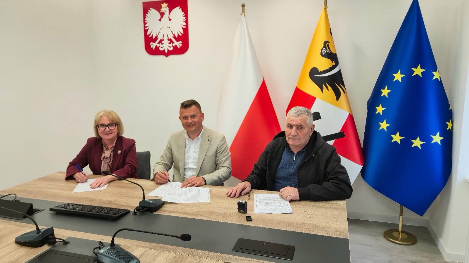 Starosta Rafał&nbsp;Miara podpisał umowę na remont drogi powiatowej. Wartość inwestycji to 1,5 mln zł.