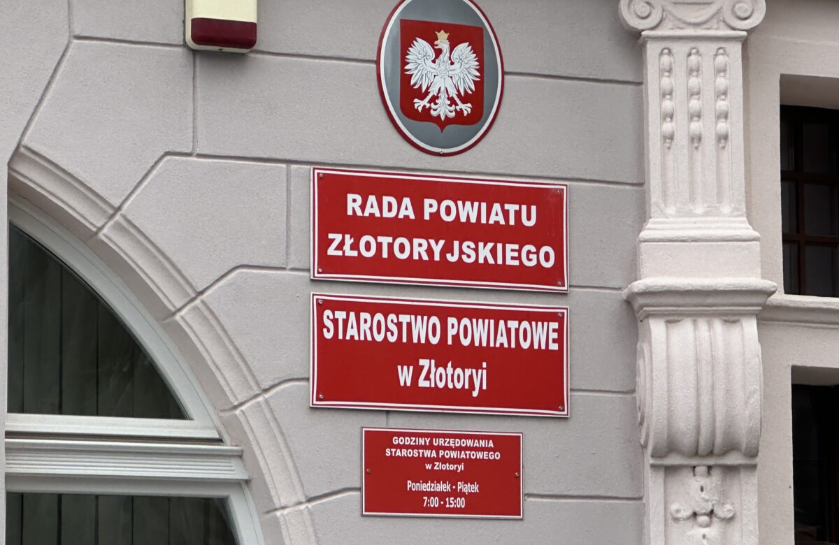Ewakuacja Starostwa Powiatowego w Złotoryi. Otrzymano zgłoszenie o ładunku wybuchowym