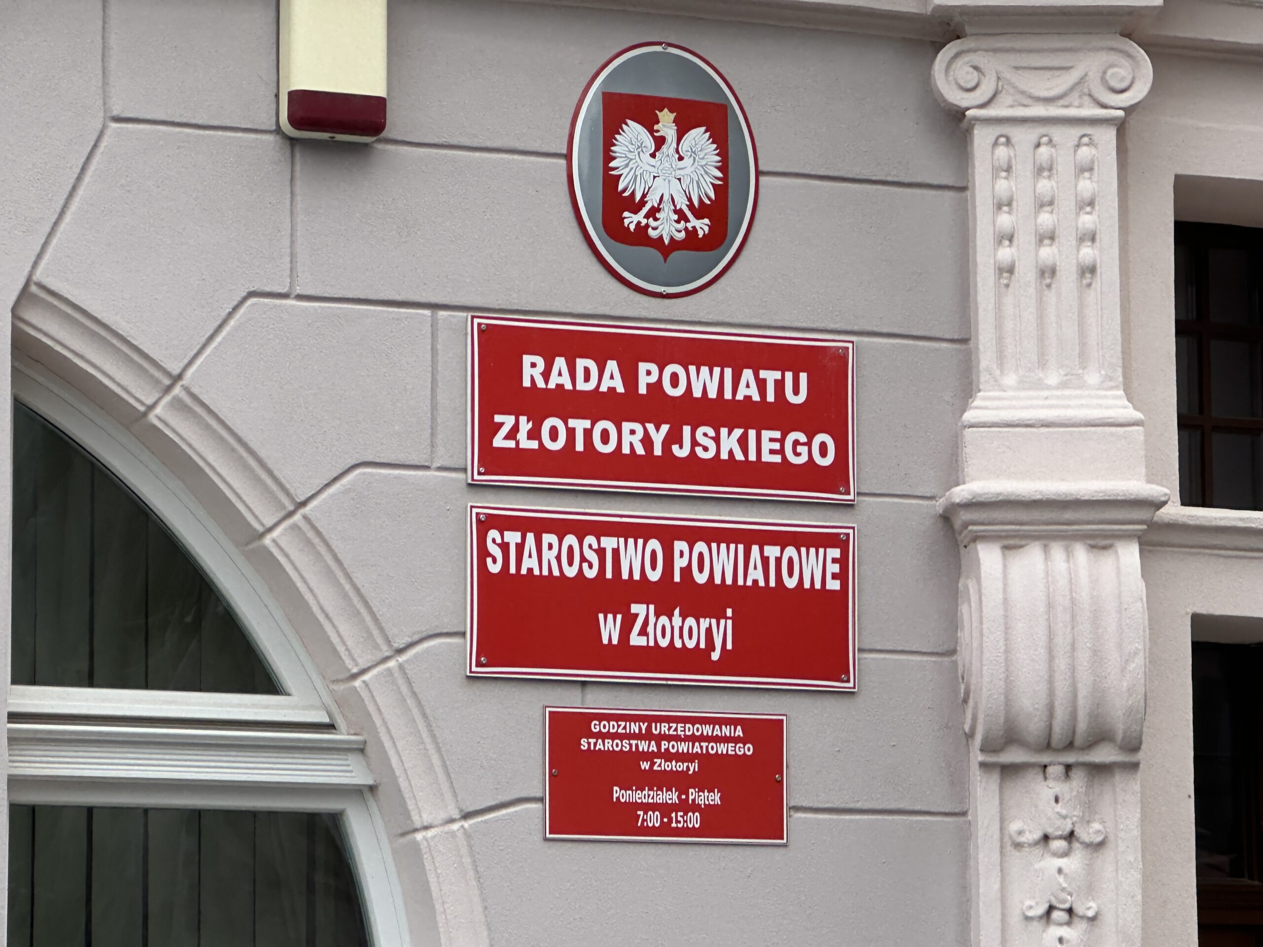 Ewakuacja Starostwa Powiatowego w Złotoryi. Otrzymano zgłoszenie o ładunku wybuchowym