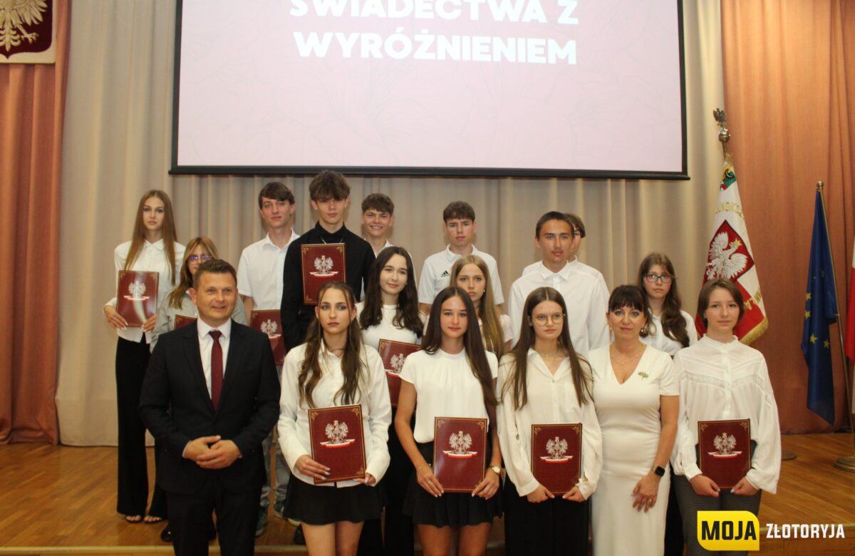 Uczniowie Liceum Ogólnokształcącego w Złotoryi rozpoczęli wakacji