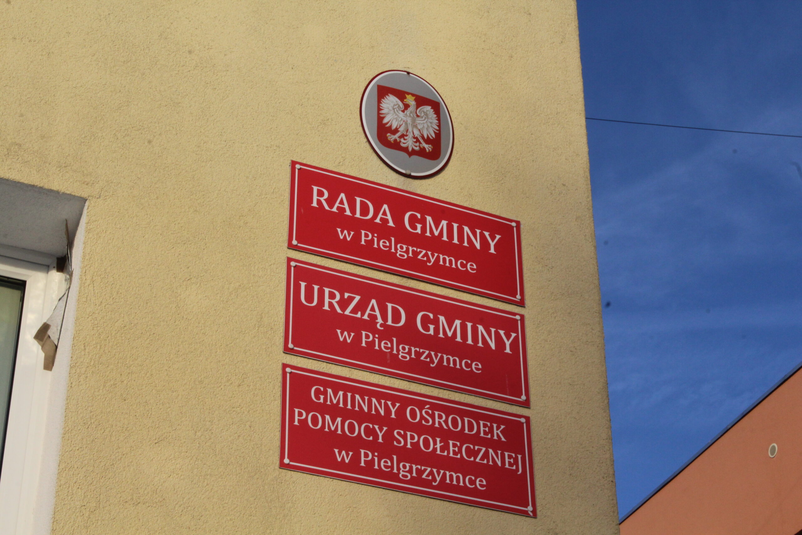 Zgłoszenie o podłożeniu ładunku wybuchowego Pielgrzymce. Urząd Gminy oraz szkoła zostały ewakuowane