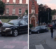 Karambol w Złotoryi przy poczcie. Trzy samochody uszkodzone,  jeden leży na boku.