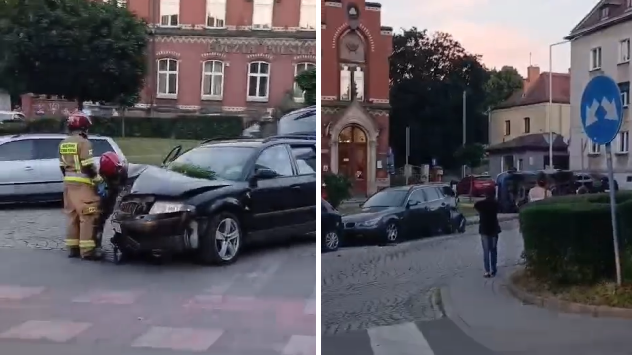 Karambol w Złotoryi przy poczcie. Trzy samochody uszkodzone,  jeden leży na boku.