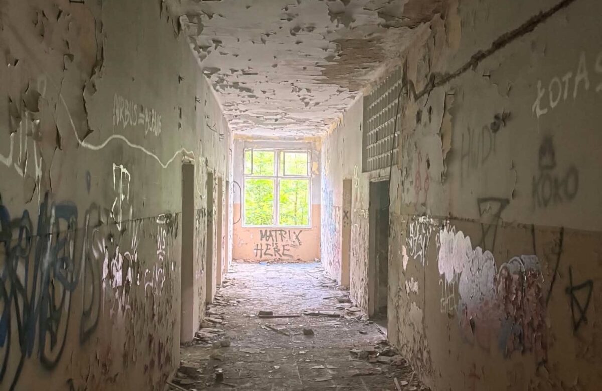 Opuszczony szpital w Lasku Złotoryjskim niszczeje z roku na rok. Dawna perełka urbexu zamieniła się w ruinę
