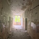 Opuszczony szpital w Lasku Złotoryjskim niszczeje z roku na rok. Dawna perełka urbexu zamieniła się w ruinę