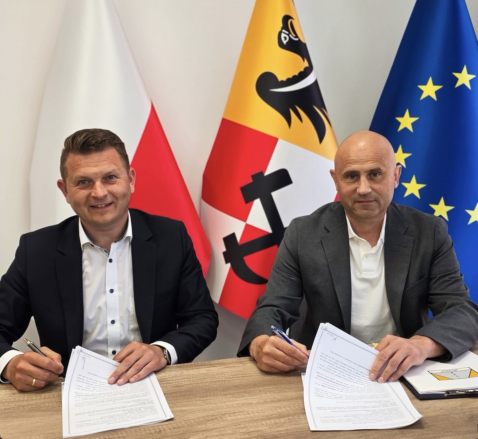 Rafał Miara podpisał umowę na kolejną milionową inwestycję drogową w Powiecie Złotoryjskim