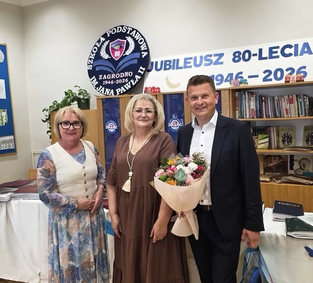 Starosta Rafał Miara wraz z Wicestarostą odwiedzili Szkołę w Zagrodnie z okazji jej 80-lecia