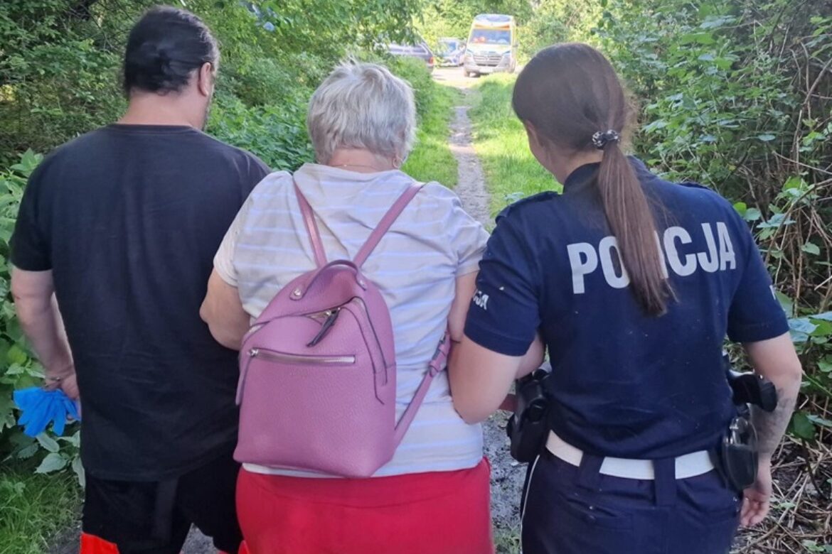 Szybka reakcja policjantów uratowała kobietę w lesie