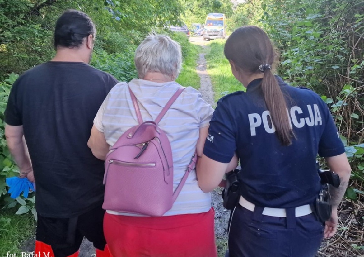 Szybka reakcja policjantów uratowała kobietę w lesie