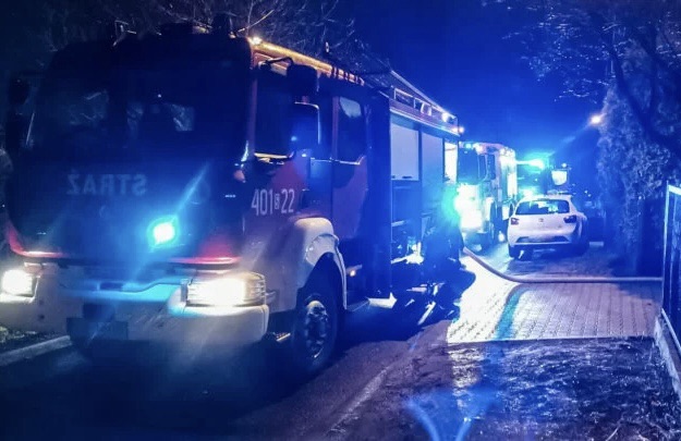 Duże zadymienie w budynku mieszkalnym. Ewakuowano mieszkańców. Na miejscu straż