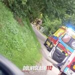 Zablokowana droga po wypadku w Lubiechowej. Samochód osobowy wpadł do rowu