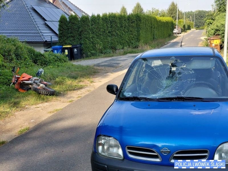 Nowa Wieś&nbsp;Grodziska: 15-latek uciekał przed kontrolą na crossie. Potrącił strażnika leśnego i rozbił auto