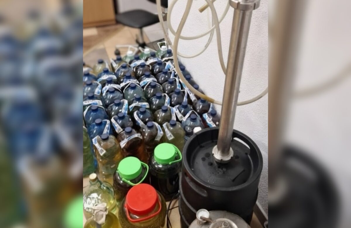 Ponad 350 litrów nielegalnego alkoholu i domowa linia produkcyjna zlikwidowana przez złotoryjskich policjantów
