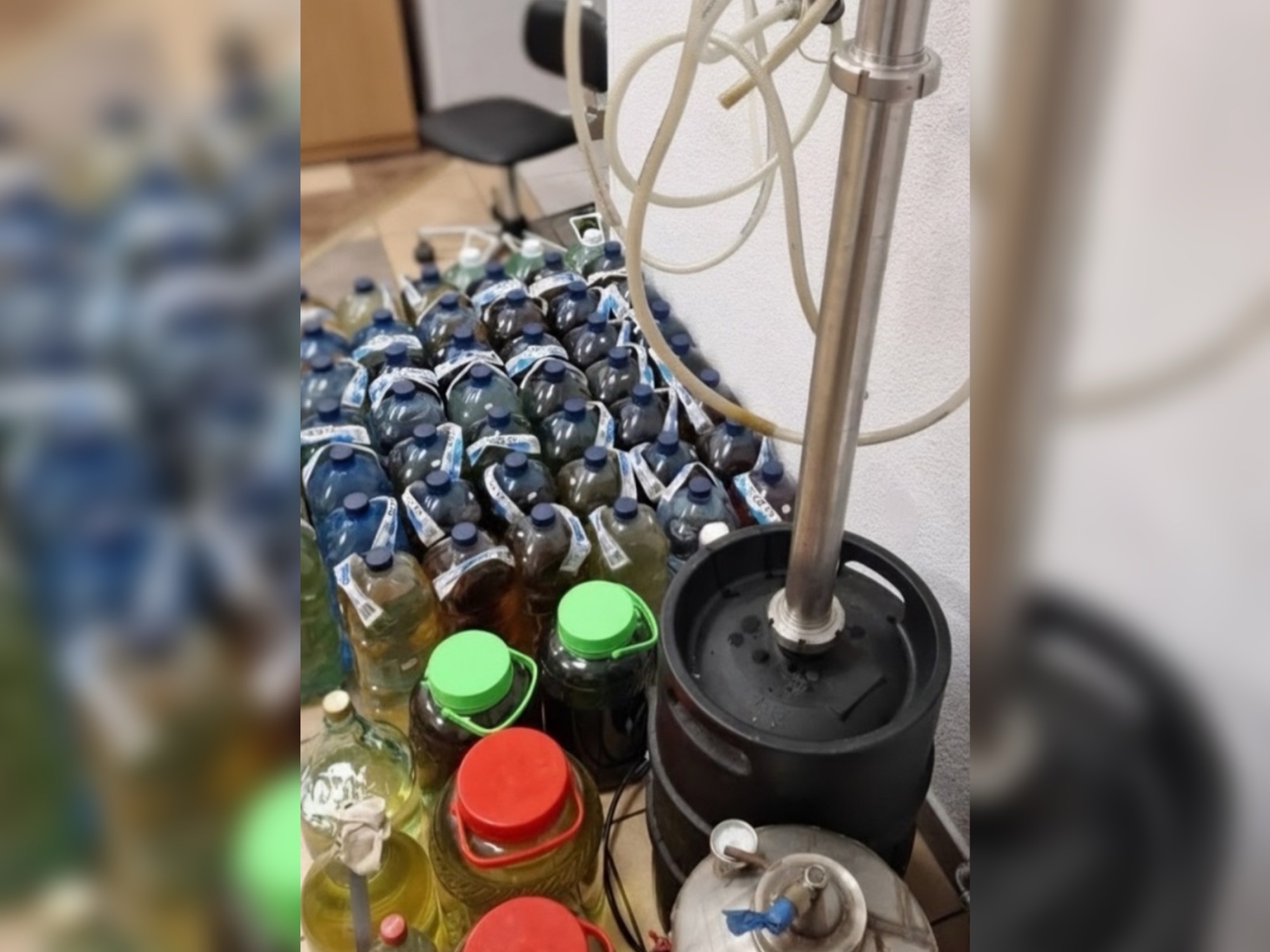 Ponad 350 litrów nielegalnego alkoholu i domowa linia produkcyjna zlikwidowana przez złotoryjskich policjantów