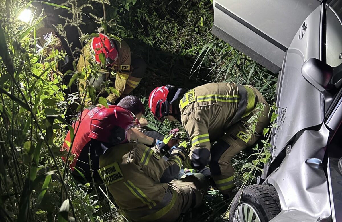 Samochód wypadł z drogi i stoczył się ze skarpy. Wypadek na ul. Uniejowickiej w Złotoryi