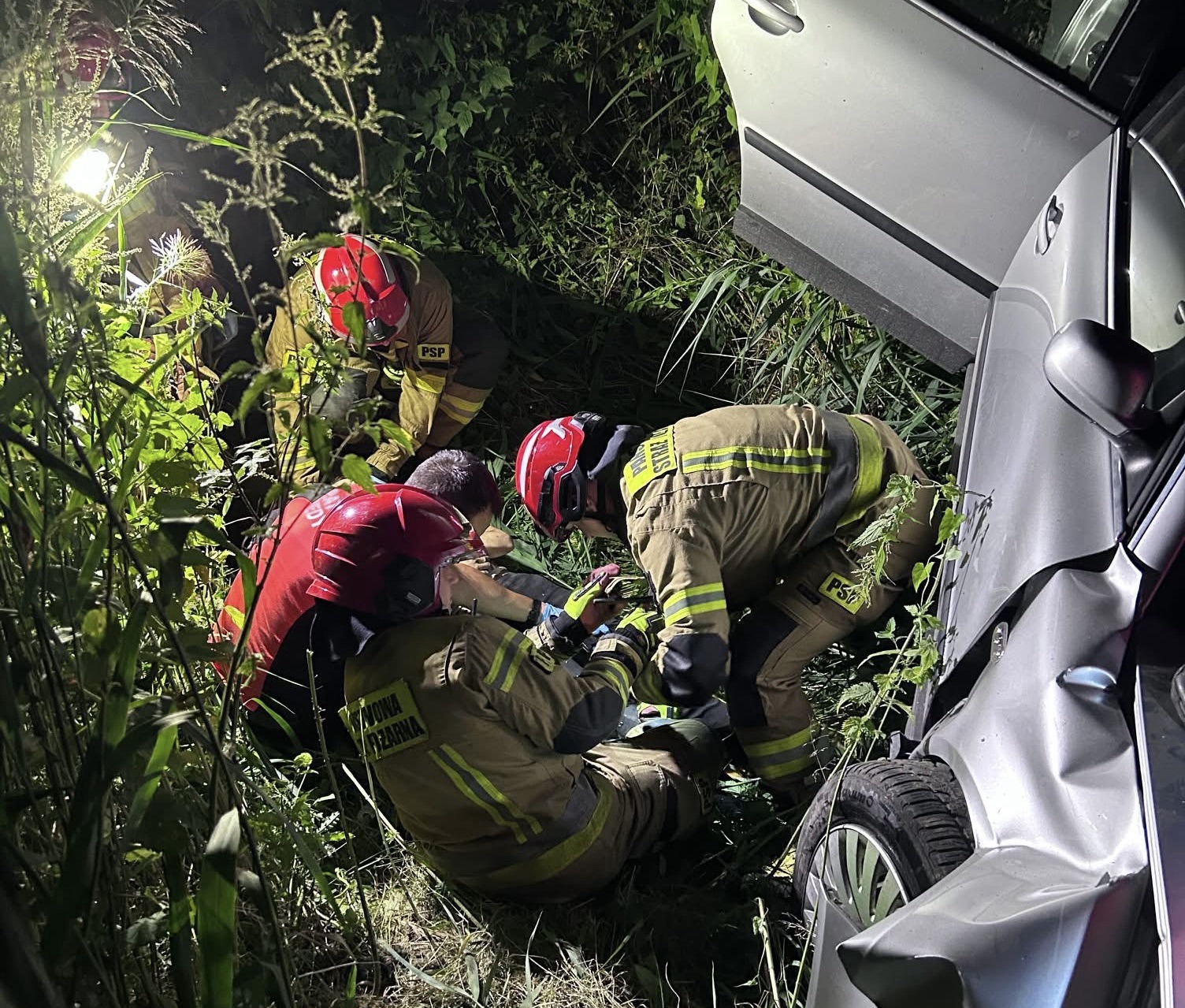 Samochód wypadł z drogi i stoczył się ze skarpy. Wypadek na ul. Uniejowickiej w Złotoryi