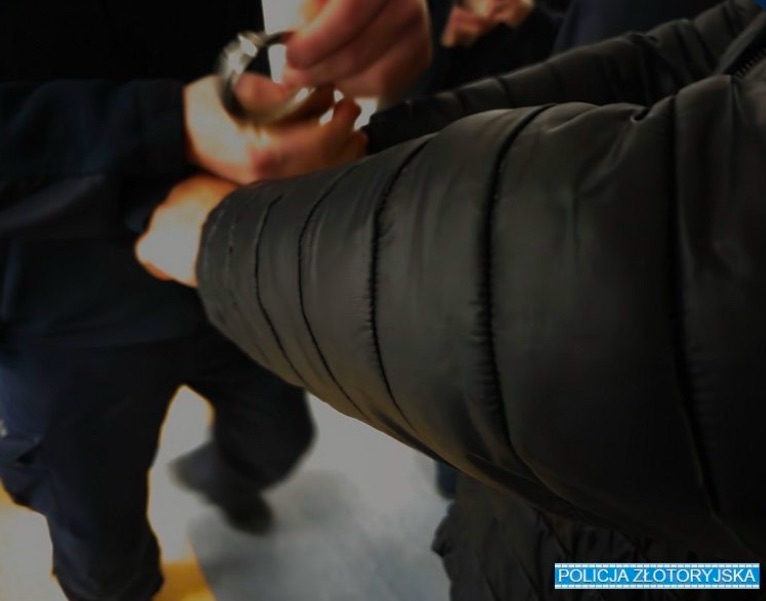 Poszukiwany 47-latek zatrzymany przez policjantów ze Świerzawy. Najbliższe 1,5 roku spędzi w więzieniu