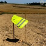 Granat moździerzowy znaleziony podczas prac polowych. Policja przypomina – niewybuchów nie wolno dotykać!