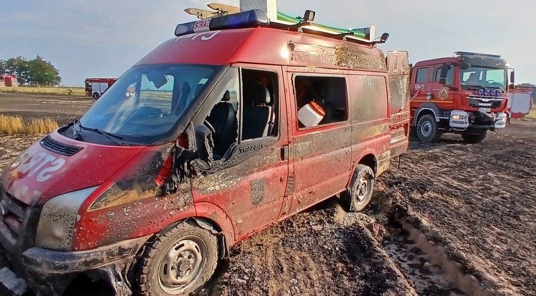 Pożar zboża w Wojciechowie. Ogień strawił 6 hektarów, ucierpiał także wóz strażacki