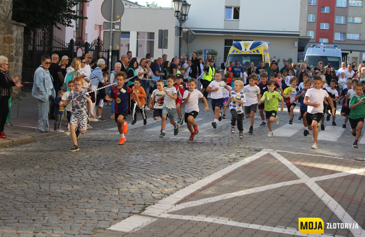 Młodzi biegacze rywalizowali w Złotoryi. Niemal 400 uczestników [ZDJĘCIA]