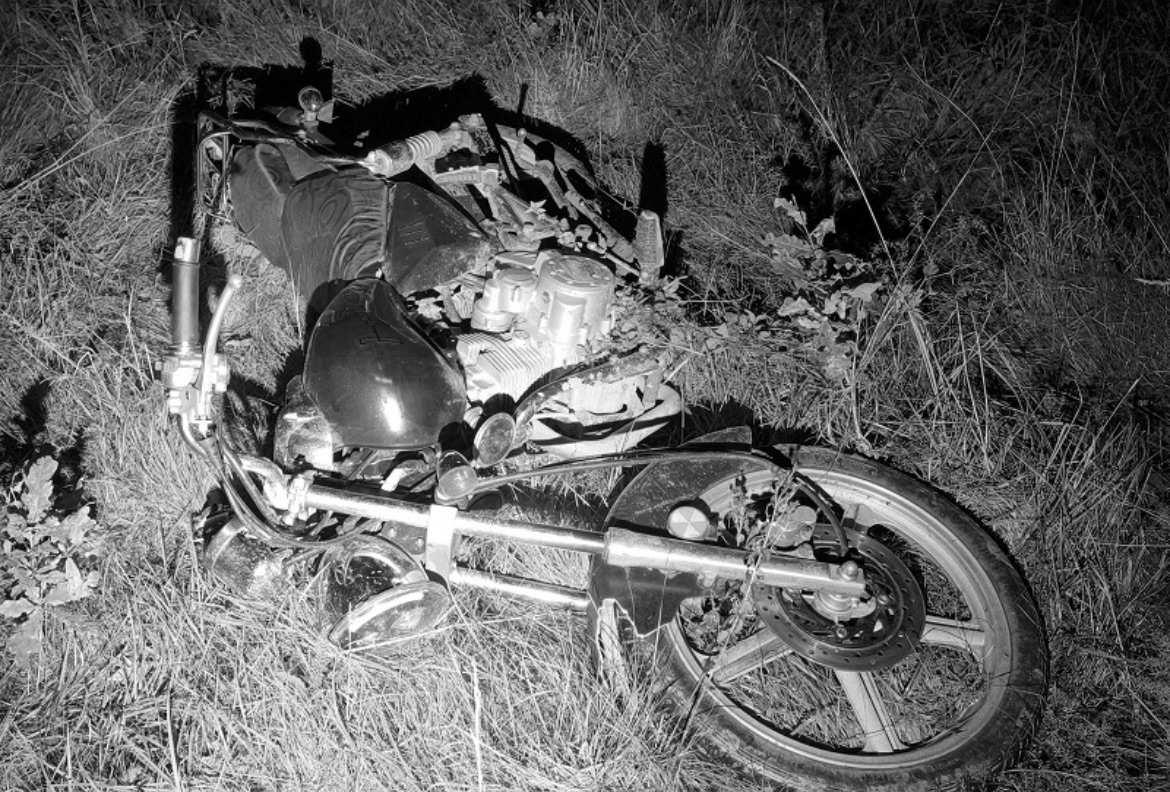 Nie zatrzymał się do kontroli. Uciekał motocyklem, a potem pieszo. Powód szybko wyszedł na jaw