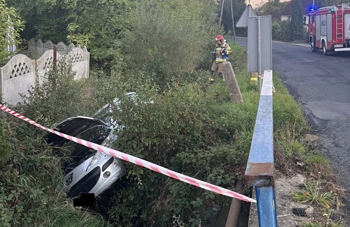 Samochód wpadł do głębokiego rowu w Wilkowie. Dwie osoby oddaliły się z miejsca zdarzenia