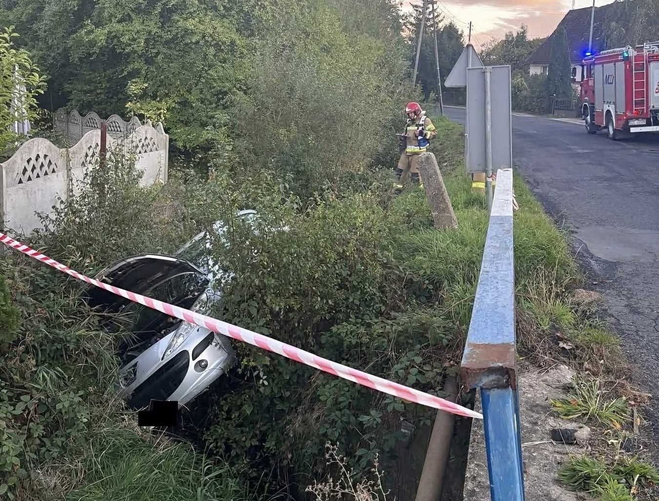 Samochód wpadł do głębokiego rowu w Wilkowie. Dwie osoby oddaliły się z miejsca zdarzenia